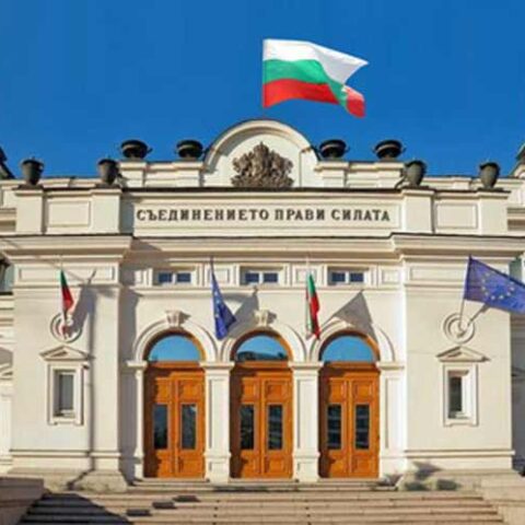 Парламент Болгарии проголосовал за отмену схемы гражданства за инвестиции